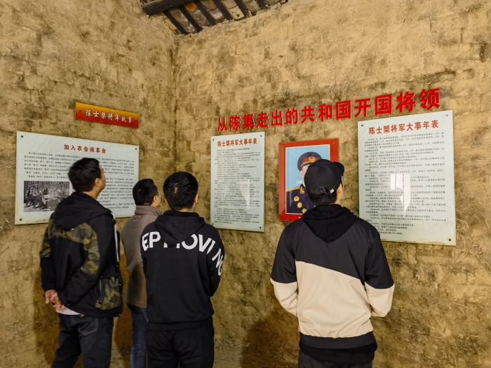 荊門分院(yuan)青年幹部(bù)小組開展(zhan)“清明追思(sī)，緬懷先烈(liè)”活動02