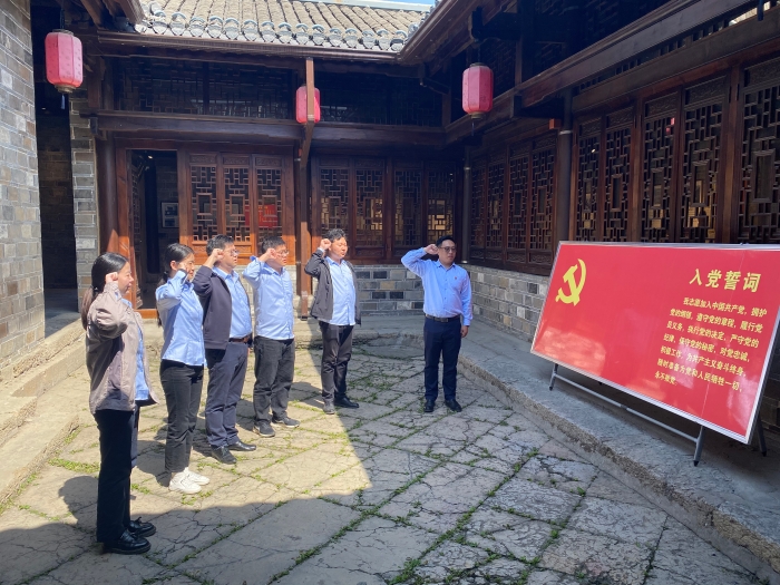 十(shi)堰分院組織青年(nian)幹部參觀紅色愛(ai)國主義教育基地(di) 十堰分院組織青(qing)年幹部參觀紅色(se)愛國主義教育基(ji)地